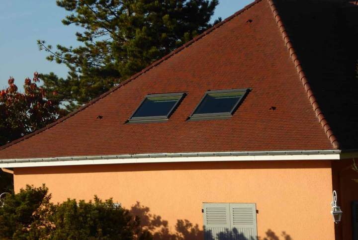 Nous installons les fenêtres de toit de différents modèles.