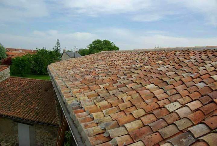 Nous posons différentes types de tuiles pour la couverture.