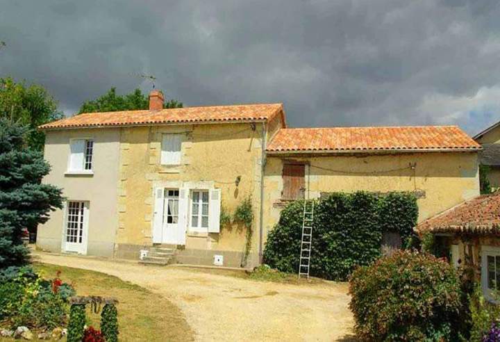 Nous assurons le montage de charpente de toit.